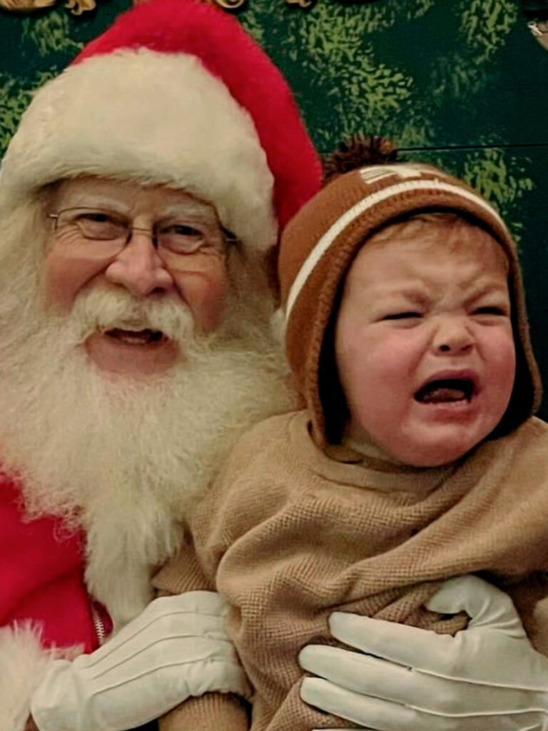 Cisco's Mexican Restaurant: Santa Claus is holding a crying baby during the holidays.